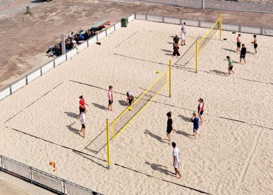 Volleyballen op het strand van Universum